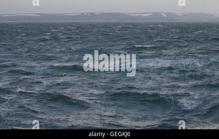 Sharp haute vagues dans la mer Arctique. À l'horizon du nord de l'île de Novaya Zemlya Banque D'Images