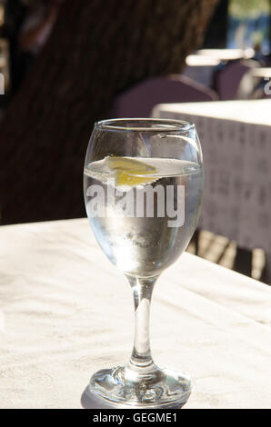 Verre de l'eau pétillante sur table Banque D'Images
