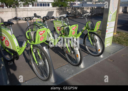 Location de bicyclettes à la place Batthyany Banque D'Images