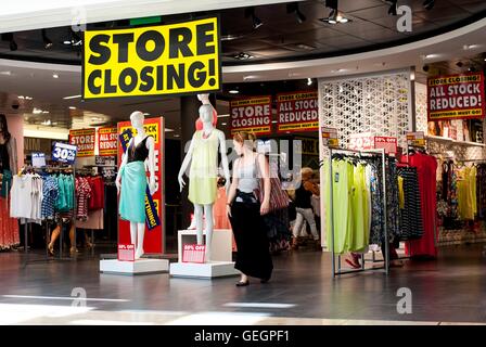 Un British Home Stores boutique dans le centre commercial Uxbridge intu affiche la fermeture des signes, comme la marque BHS disparaît de la hautes rues le 20 août avec la fermeture de la chaîne de magasins final du pauvre. Banque D'Images