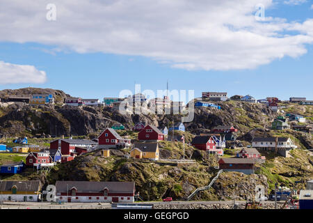 Maisons en bois coloré typique sur colline vu depuis le port en été 2016. Sisimiut (Holsteinsborg), l'ouest du Groenland, Qeqqata Banque D'Images