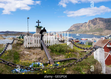 L'ancre et crucifix à l'extérieur de la nouvelle église du souvenir avec vue sur le port sur la côte ouest en été. Sisimiut Qeqqata ouest du Groenland Banque D'Images