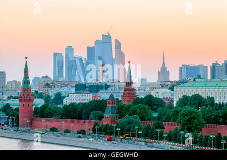 Vue imprenable au coucher du soleil en été, Kremlin, Moscou, Russie Banque D'Images