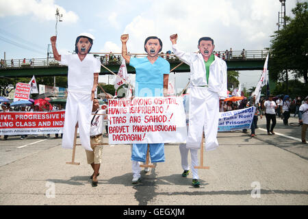 Quezon City, Philippines. Le 25 juillet, 2016. Des milliers de militants ont marché jusqu'à la Chambre des représentants à l'Pambansa Batasan dans la ville de Quezon, à donner leur appui au Président Rody Duterte sur son premier discours sur l'état de la nation. © J Gerard Seguia/Pacific Press/Alamy Live News Banque D'Images