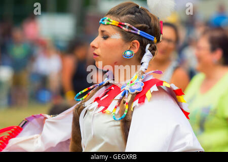 Les pow-wow danseuse en costume traditionnel Six Nations de la rivière Grand champion des champions Powwow, Quebec Canada Banque D'Images