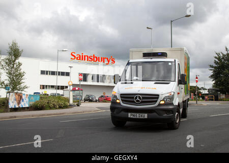 Sainsburys épicerie véhicules de magasins de livraison de supermarchés allemands, Chorley, Lancashire, Royaume-Uni Banque D'Images