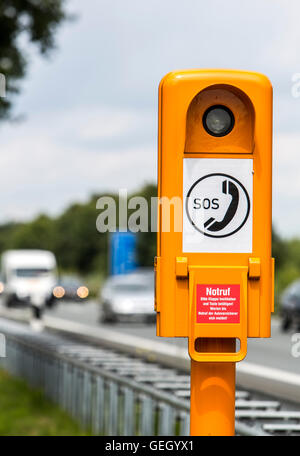 Téléphone SOS Urgence Routière, téléphone, call box, le long de l'Autoroute allemande, l'Autoroute, accès direct aux services d'urgence, Banque D'Images