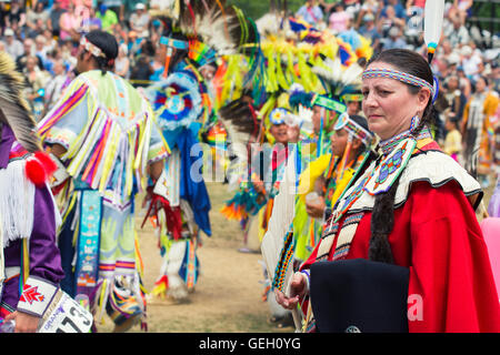 Les pow-wow danseuse en costume traditionnel Regalia, Six Nations de la rivière Grand champion des champions Powwow, Quebec Canada Banque D'Images