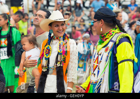 Indigineous Native Woman holding Baby aux Six Nations de la rivière Grand champion des champions Pow Wow, Quebec Canada Banque D'Images