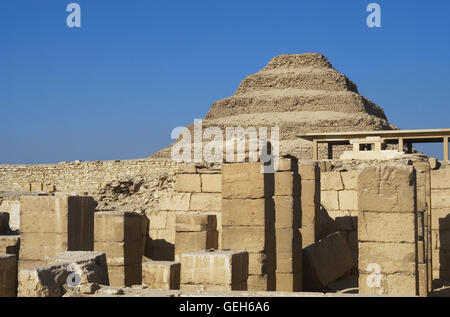 L'Égypte. Saqqara nécropole. La pyramide de Djoser (Zoser) ou de pyramide. Construit en 27e siècle av. comme une sépulture du pharaon Djoser par Imhotep, son vizir. Troisième dynastie. Vieux Royaume. Banque D'Images