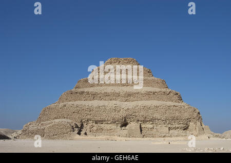 L'Égypte. Saqqara nécropole. La pyramide de Djoser (Zoser) ou de pyramide. Construit en 27e siècle av. comme une sépulture du pharaon Djoser par Imhotep, son vizir. Troisième dynastie. Vieux Royaume. Banque D'Images