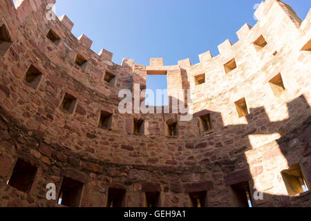 Château avec remparts et murs de pierres rouges, Villafamés rural villa à Castellon, région de Valence en Espagne Banque D'Images