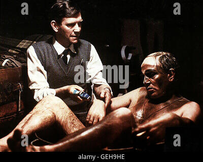 Tom Courtenay, Albert Finney Norman (Tom Courtenay,l) bietet seinem Herren Sir (Albert Finney) gnadenlos, unterwirft Paroli est voellig sich ihm gleichzeitig devot. *** *** 1983 légende locale, commode, le Ungleiches, ein paar Banque D'Images