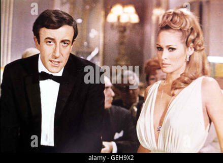 Peter Sellers, Ursula Andress Die Superagenten Evelyn Tremble (Peter Sellers) und Vesper Lynd (Ursula Andress) weltbedrohende ausschalten sollen eine Organisation. *** *** Légende locale 1966, années 1960, er 1960, Bond Girl, Casino Royale, film, Casino Royale Banque D'Images