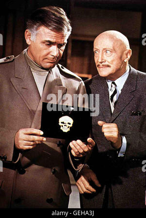 Joachim Fuchsberger, Hubert Von Meyerinck Inspektor Higgins (Joachim Fuchsberger) und Sir Arthur (Hubert Von Meyerinck) Beweisstueck betrachten ein. *** *** Légende locale 1968, 1960 er, 1960, Film, Krimi, Kriminalfilm, Edgar Wallace : Im Banne Des Unheiml Banque D'Images