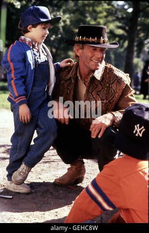 Paul Hogan Auf der Suche nach sich der Abenteuern amuesiert Naturbursche australische Crocodile Dundee (Paul Hogan,m) auf einem Spielplatz New Yorker. *** *** 1988 légende locale, Crocodile Dundee (Partie II), crocodile dundee 2 Banque D'Images