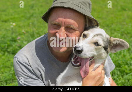 Portrait plein air de deux happy friends - homme mûr et sa charmante jeune chien Banque D'Images