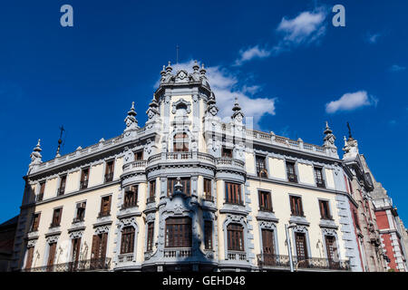 MADRID, ESPAGNE- 16 MARS 2016 : Gran Vía est une rue commerçante et haut de gamme situé dans le centre de Madrid. Rue est connu sous le nom de t Banque D'Images