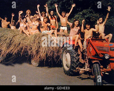 Ilja Richter und Freunde fahren mit einem Traktor das Heu ein. *** *** 1970 légende locale, Musik, Musik - Da Wackelt Die Penne, Musik, Musik - Da Wackelt Die Penne Banque D'Images