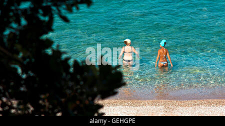 Petrovac, Monténégro - 12 juillet 2016 : Deux jeunes femmes avec différents type de peau dans l'eau Banque D'Images