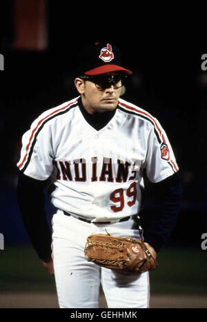 Charlie Sheen Rick 'Wild Thing' Vaughn (Charlie Sheen) hat seine Wildheit irgendwo vor dem Stadion Abgelegt in Gestionnaire ... *** *** Légende locale 1994, Major League ii, Die Indianer Von Cleveland ii Banque D'Images