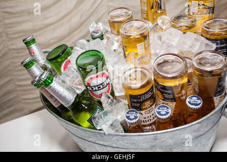 Sof bouteille Verre, bière, vin et champagne dans de grands seaux à glace lors d'une fête. Banque D'Images