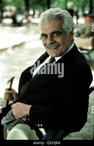 OMAR SHARIF, 1992 Marquis de Chassagne (Omar Sharif) beschliesst Mme Harris zu helfen. *** *** Légende locale 1992, 1990er, années 90, Film, Mme Harris va à Paris, Schnauzbart, moustache, portrait, Schoenste Das Kleid der Welt Banque D'Images