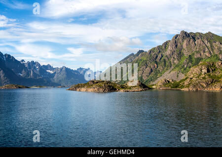 L'auge glaciaire face raide fiord de détroit Raftsundet, Nordland, dans le nord de la Norvège Banque D'Images