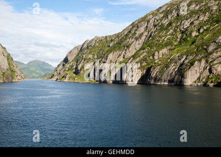 L'auge glaciaire face raide fiord de Trollfjorden, îles Lofoten, Nordland, Norvège du Nord, Banque D'Images