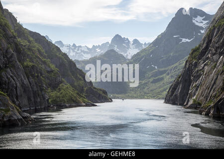 L'auge glaciaire face raide fiord de Trollfjorden, îles Lofoten, Nordland, Norvège du Nord, Banque D'Images