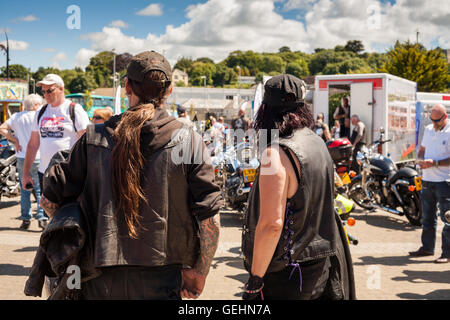 TRURO, CORNWALL, UK - 17 juillet 2016- l'homme et de la femme en noir en cuir à Lemon Quay pour la moto trike custom Truro et show Banque D'Images