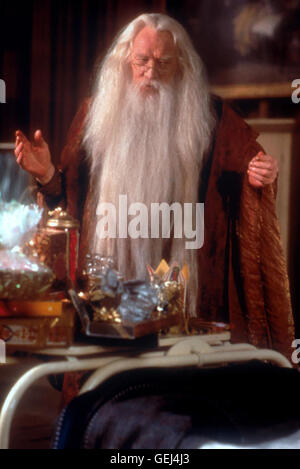 Richard Harris Schuldirektor Albus Dumbledore (Richard Harris) ist ein alter, weiser mit langem Zauberer weissem Bart. *** *** Légende locale 2001, Harry Potter et la pierre du sorcier, Harry Potter und der Stein Der Weisen Banque D'Images