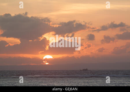 Photo du bateau "long tail vide on tropical beach au coucher du soleil. Ko li pe île. Banque D'Images