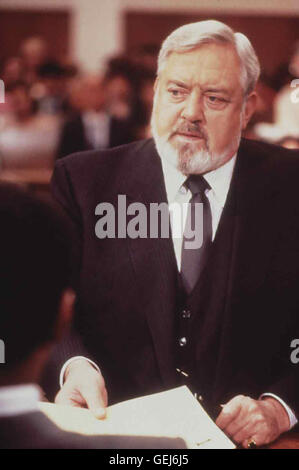 Raymond Burr Perry Mason (Raymond Burr) verteidigt den Hauptverdaechtigen in einem Mordfall. Er soll den millionenschweren Sportmanager Thatcher Horton ermordet haben. *** *** Légende locale 1989, Perry Mason : le cas de l'ensemble des Star comme, Perry Mason und Banque D'Images