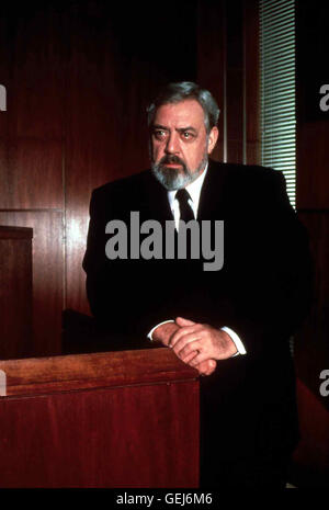 Raymond Burr als der Herausgeber von Skandalblattes tot in seinem extérieure gefunden wird, gilt eine entlassene Hauptverdaechtige Reporterin la SLA. Ihr Anwalt Perry Mason (Raymond Burr) il est chauve, dass entdeckt es noch weitere vier Verdaechtige gibt. *** L Banque D'Images