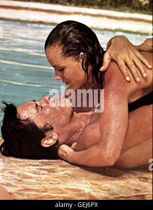 Alain Delon, Romy Schneider Die Kuenstlerin Marianne (Romy Schneider) lebt mit ihrem Geliebten Jean-Paul (Alain Delon) in einer luxurioesen Villa an der Côte d'Azur. *** *** Légende locale 1969, années 60, Piscine, La, Der Swimmingpool Banque D'Images