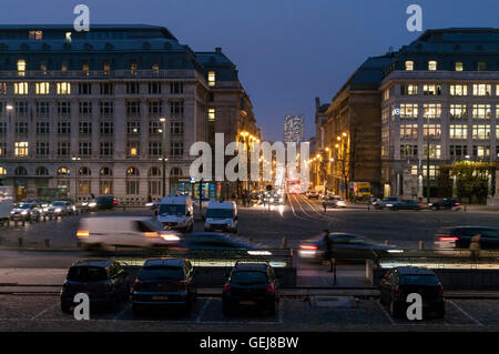 La circulation dans la Rue de la Régence / Regentschapsstraat rue le soir. Bruxelles, Belgique. Banque D'Images