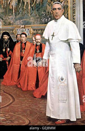 Anthony Quinn Als Papst trifft Kiril Lakota (Anthony Quinn,r) eine wichtige Entscheidung : Mit dem personnalit der Kirche soll die Welt vor dem Hungertod gerettet werden. *** *** Légende locale 1968, 1960 er, 1960, Film, Père saint, Papst, pape, chaussures de la Banque D'Images