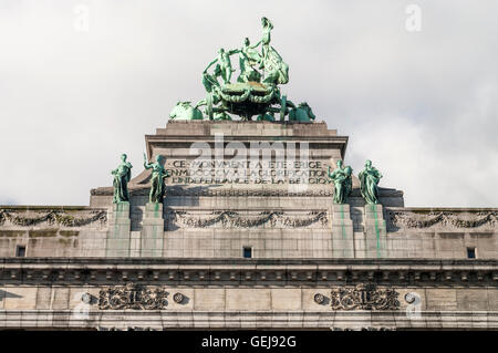 Socle de la Quadriga et Arcade néoclassique du Cinquantenaire de triomphe à Bruxelles, Belgique. Inscription en français. Banque D'Images