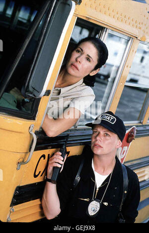 Maria Conchita Alonso, Marcy Walker Martha (Maria Conchita Alonso) bespricht sich mit le lieutenant Kathy Leone (Marcy Walker). *** *** Légende locale 1997, la terreur soudaine : le détournement d'Schoolbu Bombenterror : Im Todesangst, Schulbus Banque D'Images