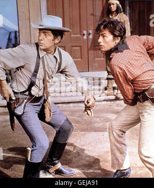 Sam Hollis (Dean Martin), Don Andrea Baldasa (Alain Delon) *** légende locale *** 1966 Texas, de l'autre côté de la rivière, Zwei Kerle Tolle au Texas Banque D'Images