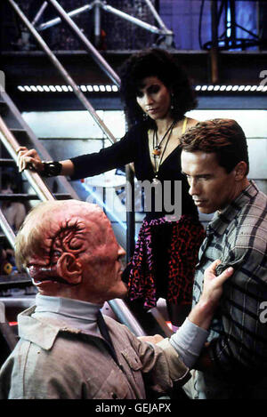 Dean Norris, Rachel Ticotin, Arnold Schwarzenegger Auf dem Mars wird Quaid (Arnold Schwarzenegger,r) von dem Mutanten (Tony Dean Norris,l) begruesst. Melina (Rachel Ticotin) kennt les Quaid. *** *** Légende locale 1990, Total Recall, Die Totale Eri Banque D'Images