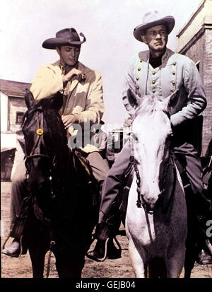 James Mitchum, Joseph Cotten Temple Cordeen (Joseph Cotten,r) ist das strenge Oberhaupt einer alten Südstaatenfamilie. Gnadenlos beherrscht er Hoby (James Mitchum) uns seine anderen Söhne. *** *** Légende locale, 1965, le Tramplers, Die Um Gnade Winseln Banque D'Images