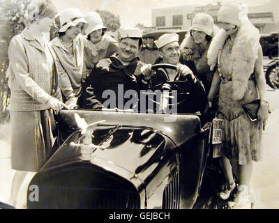 Deux TARS - Oliver Hardy, Stan Laurel comme marins avec les filles *** *** légende locale 1928, 1920er, 1920s, mode, Kurzfilm, Matrosen, Mode, Oldtimer, Stummfilm, deux filles, Tars, marins, court-circuit, film silvent, vintage car, Laurel et Hardy Banque D'Images