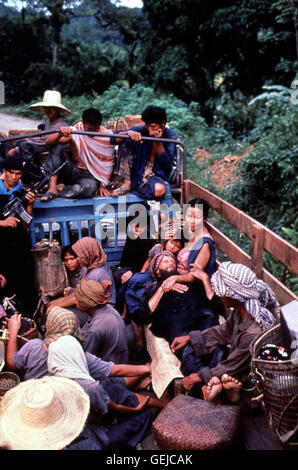 Kris Kristofferson, r liegend Als Jake Robbins (Kris Kristofferson) 1970 über Kambodscha abgeschossen wird, wird er von allen für tot gehalten. Er überlebt. il est *** *** Légende locale, 1989 Accueil Bienvenue, Welcome Home - Ein Toter kehrt zurück Banque D'Images