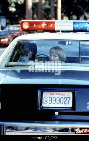 Pamela Reed Die Polizei hat Dee Johnson (Pamela Reed), die schon seit 8 Jahren gesucht wird, verhaftet. *** *** Légende locale, 1991 Femme avec un passé, Schuld Kennt Kein Vergessen Banque D'Images