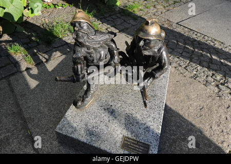 L'un des plus populaires de Wrocław et attractions emblématiques - un nain duo improbable - symbole de l'une des villes les plus pittoresques de la Pologne. Banque D'Images