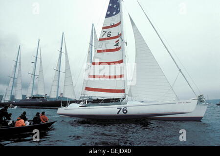 AJAXNETPHOTO. 5ème Juin, 1976. PLYMOUTH, en Angleterre. OSTAR 1976 - - ESPRIT DE L'AMÉRIQUE SKIPPÉ PAR MICHAEL KANE (USA) AU DÉBUT ; CLUB MEDITERANNEE (ALAIN COLAS.) EST À L'ARRIÈRE-PLAN. PHOTO:JONATHAN EASTLAND/AJAX REF:SPIRIT OF AMERICA 1976 Banque D'Images