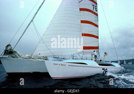 Nouvelles photos d'AJAX. 1976. PLYMOUTH, en Angleterre. - En SOLITAIRE OSTAR YACHT RACE - ESPRIT DE L'AMÉRIQUE, skippé par MICHAEL KANE, USA, à commencer la course. Location DE LA RETRAITE AVEC DES DOMMAGES STRUCTURELS. PHOTO:JONATHAN EASTLAND/AJAX REF:31806 5 Banque D'Images