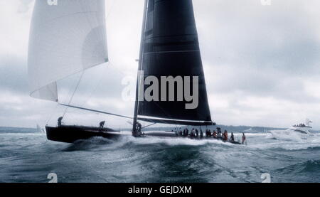 AJAXNETPHOTO. 21 août, 2001. COWES, ÎLE DE WIGHT, Angleterre. AMERICA'S CUP - JUBILÉ - STEALTH. PHOTO:JONATHAN EASTLAND/AJAX. REF:101570 Banque D'Images